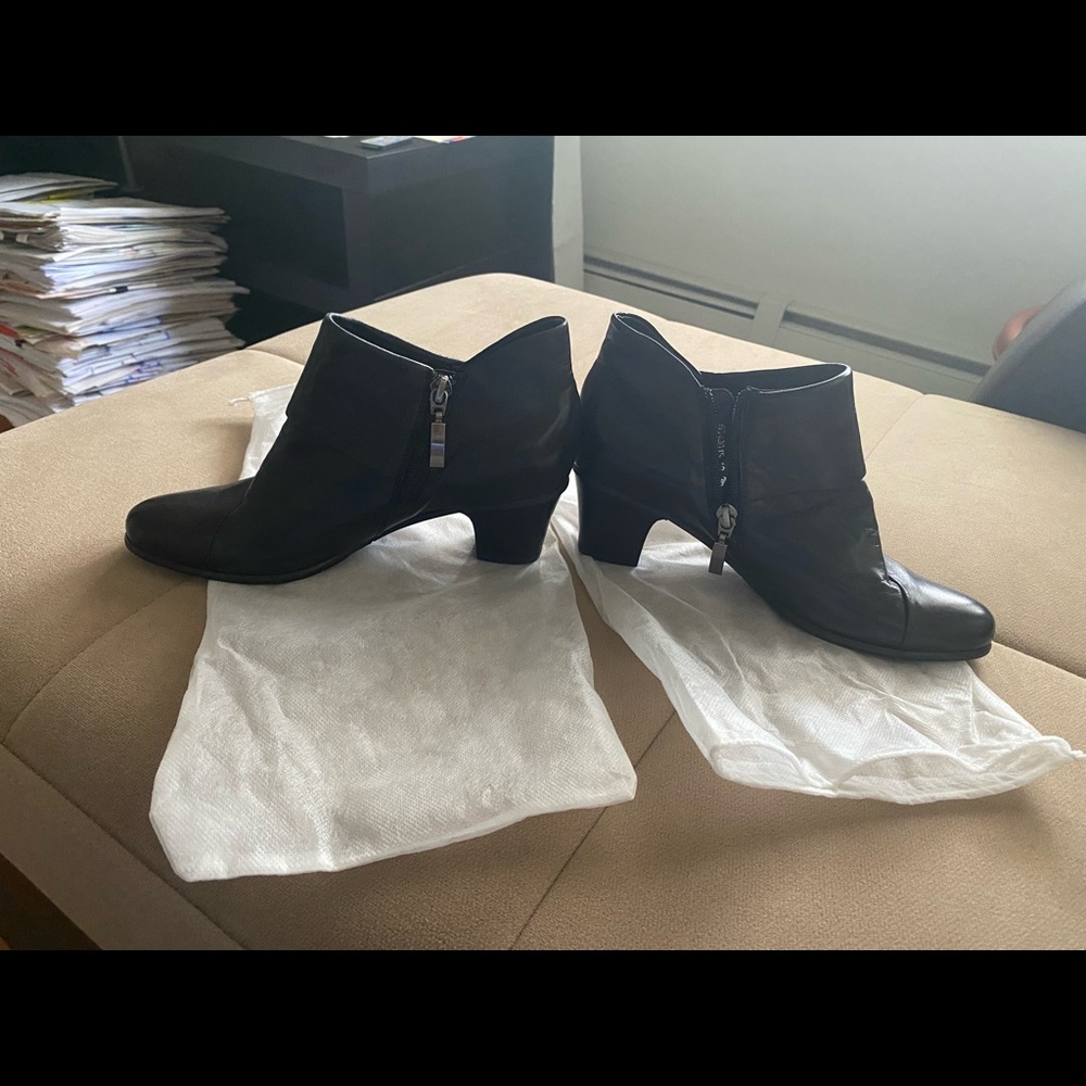 Women’s Spring Step Black Soft Leather Block Heel Ankle Booties Sz 36!!